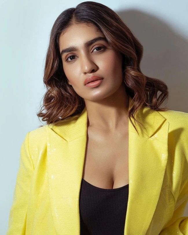 Saniya Iyappan Lovely Vintage Looks In Black N White